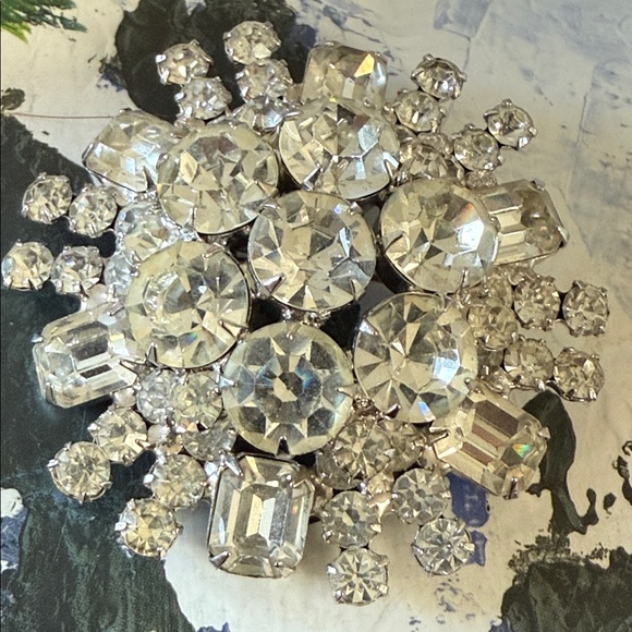 Vintage clear emerald cut & round Silver tone Cluster rhinestone Brooch pin - Picture 14 of 15
